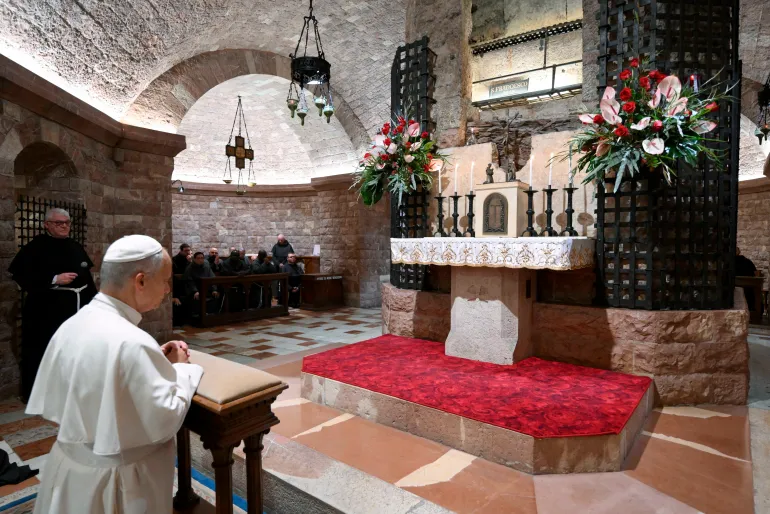El Papa León en un momento de saludo y oración